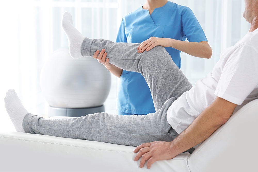 Physiothérapeute traitant le genou d'un patient