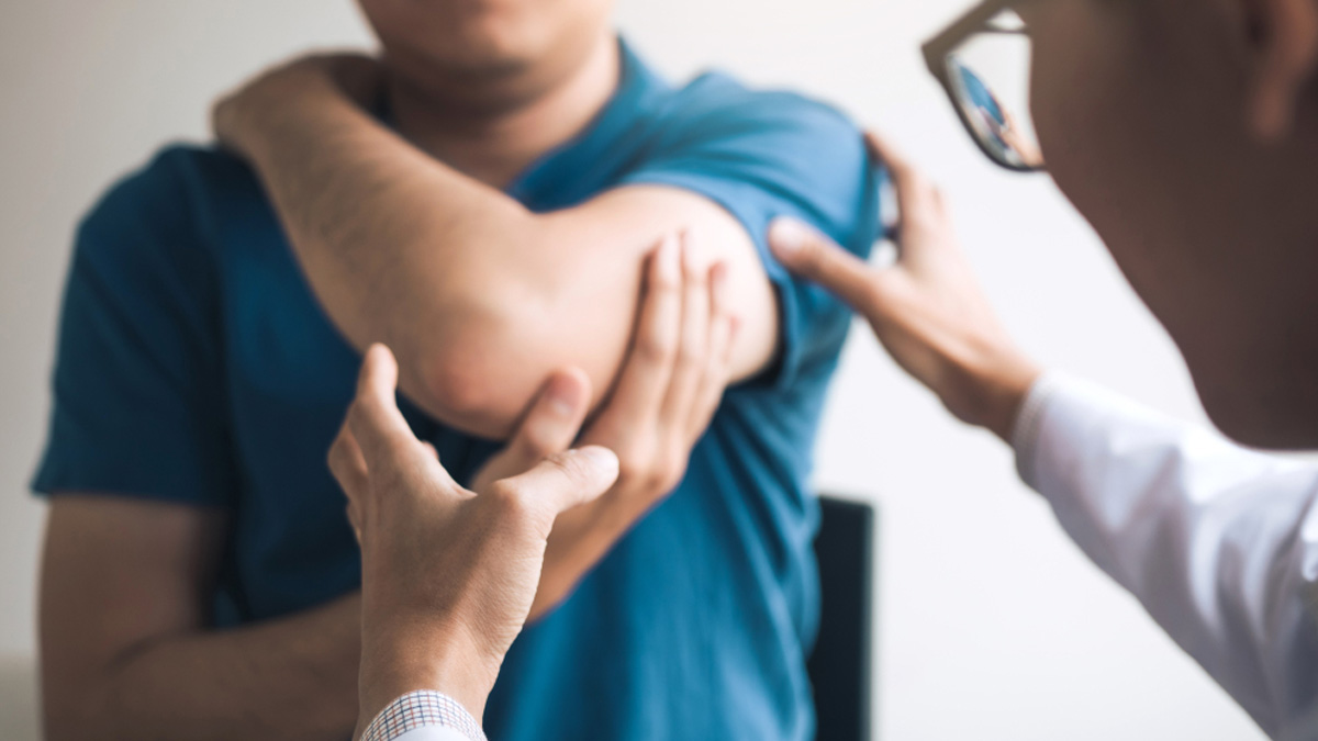 Évaluation de la douleur au coude avec un physiothérapeute de CORPEO