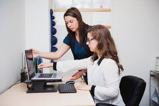 Conseils posturaux en ergonomie par un physiothérapeute