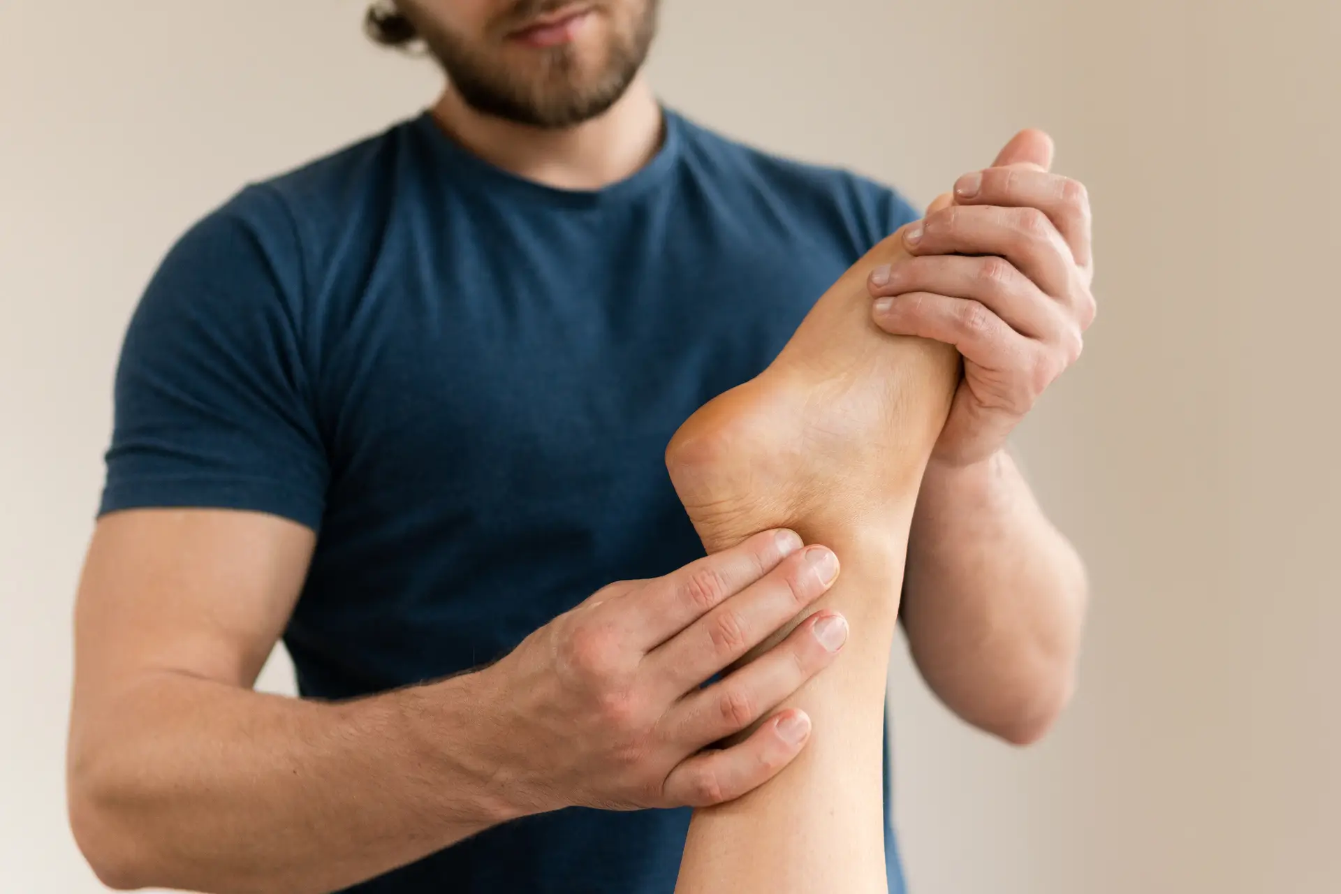 Évaluation de la douleur au pied avec un physiothérapeute de CORPEO