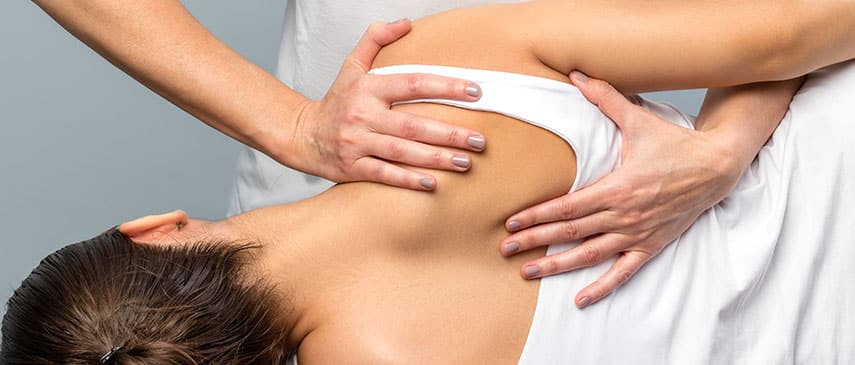 Évaluation de la douleur à l'épaule avec un physiothérapeute de CORPEO
